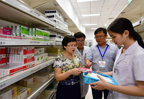 Regulators check the use of drugs included in medical insurance system at a storehouse of an affiliated hospital to Fujian Medical University in southeast China's Fujian province, August 2, 2018. (Photo by People's Daily) Regulators check the use of drugs included in medical insurance system at a storehouse of an affiliated hospital to Fujian Medical University in southeast China's Fujian province, August 2, 2018. (Photo by People's Daily)