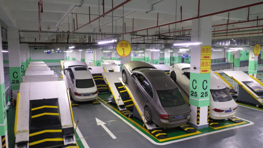 An intelligent stereo-mechanical parking lot has been put into use in southwest China's Chongqing Municipality. Located in the Chongqing Science and Technology Innovation Center, the lot employs the inclined stacking frames to park cars, which adds more than 65 percent more parking spots within a given area. (Photo: Liu Xinwu, Guo Xu，People’s Daily Online)