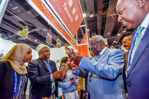 Second Vice President Seif Ali Iddi of Zanzibar, Tanzannia (second from the right in the front) visits the Tanzanian exhibition booth at the 15th China-ASEAN Expo and the concurrent China-ASEAN Business and Investment Summit. The event was held in Nanning, capital of Guangxi Zhuang Autonomous Region from September 12 to 15, 2018. (Photo by Peng Huan, People’s Daily Online)