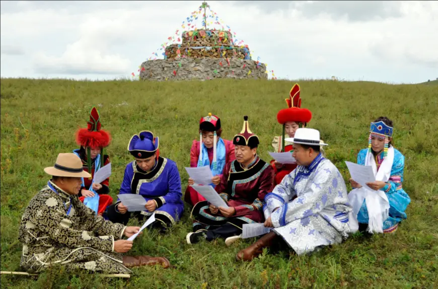 A discipline inspection official (Left 5) from Wadi village in Inner Mongolia Autonomous Region’s Zhalantun city, is studying the newly revised Regulation of the Communist Party of China on Disciplinary Actions with local Mongolians, August 30, 2018. (Photo by Han Leng, People’s Daily Online)