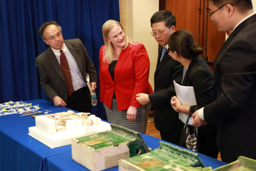 Aleisha Woodward, Deputy Assistant Secretary of the US Department of State, watches the returned cultural relics accompanied by Chinese representatives. (Photo by Zheng Qi, People’s Daily) Aleisha Woodward, Deputy Assistant Secretary of the US Department of State, watches the returned cultural relics accompanied by Chinese representatives. (Photo by Zheng Qi, People’s Daily)