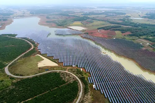 Photovoltaic solar panels collecting sunlight in Fengxin county, Yi Chun of southeastern China’s Jiangxi province on Oct. 23, 2018. It is Jiangxi’s first solar-aquaculture demonstration project that could save 29,700 tons of standard coal and reduce nearly 100,000 tons of air pollutants such as carbon dioxide per year. (Photo by Shi Yu, Source: People’s Daily online)