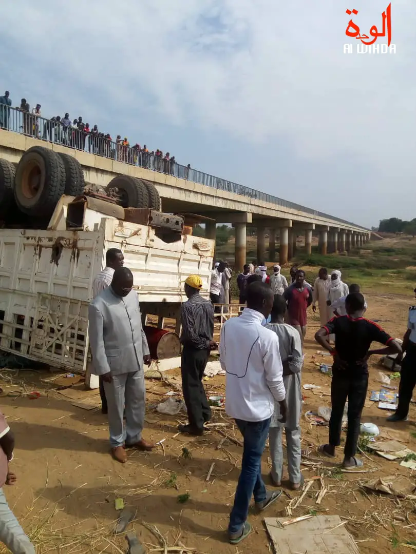 Le véhicule accidenté sous le pont Hélibongo, à 17 km de Sarh. © Alwihda Info