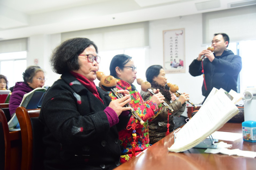 On March 5, 2019, students in the University for Elderly in Jiande, Zhejiang learnt musical instrument and had fun in their classes. © Photo Ning Wenwu/ People’s Daily Online