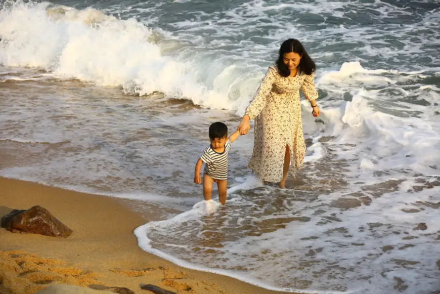 On February 10, 2019, a mother and her child play in the seaside of Nanshan District, Sanya City, Hainan Province. (Chen Wenwu/People’s daily online)