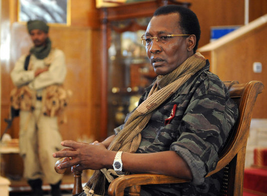 Le Président Idriss Déby Itno, assis en tenue militaire. / Photo Agence