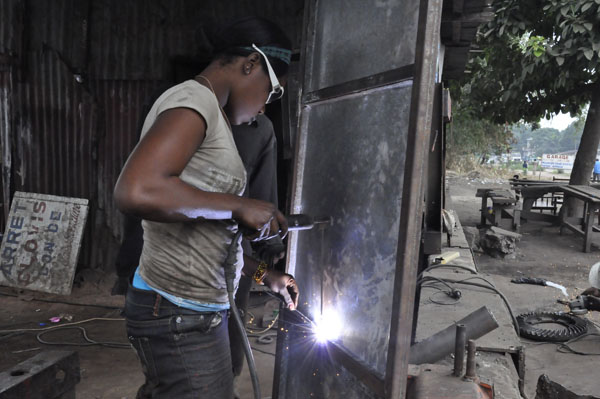 Un jeune soudeur en Afrique. © DR Un jeune soudeur en Afrique. © DR
