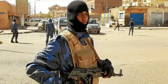 Les forces du maréchal Khalifa Haftar en patrouille dans la ville de Sebha, au sud de la Libye. © AFP