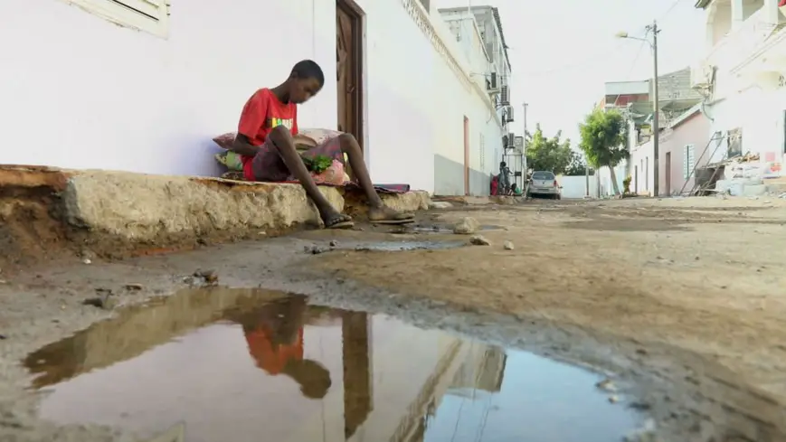 Un jeune homme dans une rue à Djibouti. © France 24
