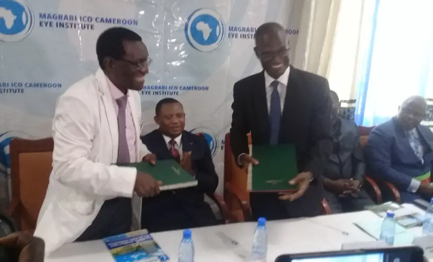 La joie des deux directeurs généraux, le Pr Daniel Etya’ale (à gauche) et Noël Alain Olivier Mekulu Mvondo Akame (à droite), à l’issue de la signature de la convention.