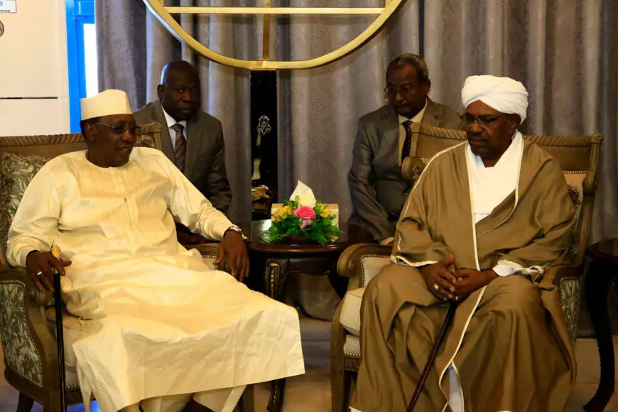 Idriss Déby et Hassan Omar El Béchir à Khartoum le jeudi 4 avril 2019. © DR