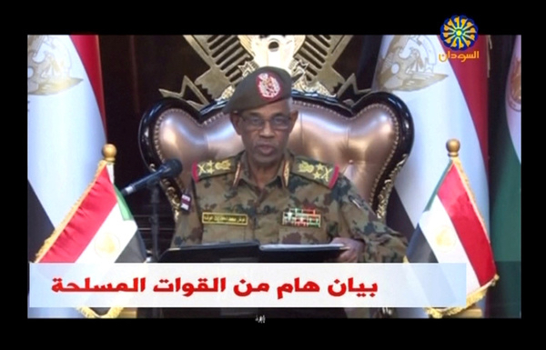 Le général soudanais Awad Mohamed Ahmed Ibn Awf lors de l'annonce à la télévision ce jeudi. Le général soudanais Awad Mohamed Ahmed Ibn Awf lors de l'annonce à la télévision ce jeudi.