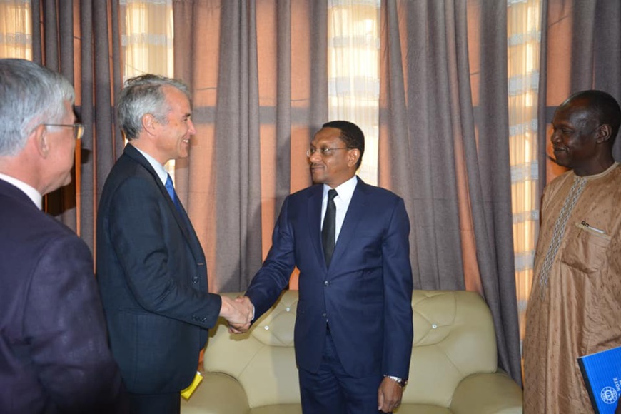Le chef de la diplomatie tchadienne, Cherif Mahamat Zone reçoit ce mardi 16 avril, le diplomate français Alexis Lamek. © DR/TD Le chef de la diplomatie tchadienne, Cherif Mahamat Zone reçoit ce mardi 16 avril, le diplomate français Alexis Lamek. © DR/TD
