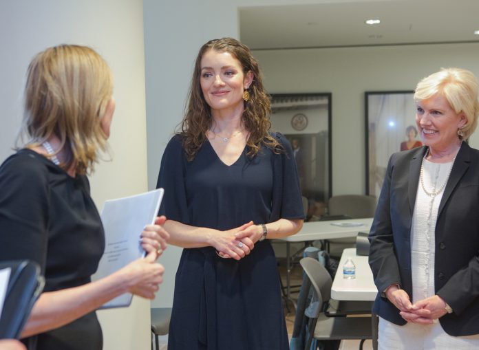Teresa Williams (au centre) lors d’un récent évènement au Musée de la diplomatie du département d’État, en compagnie de sa directrice Mary Kane (à droite) et de Marie Royce, secrétaire d’État adjointe aux Affaires éducatives et culturelles (Département d’État/D.A. Peterson) Teresa Williams (au centre) lors d’un récent évènement au Musée de la diplomatie du département d’État, en compagnie de sa directrice Mary Kane (à droite) et de Marie Royce, secrétaire d’État adjointe aux Affaires éducatives et culturelles (Département d’État/D.A. Peterson)