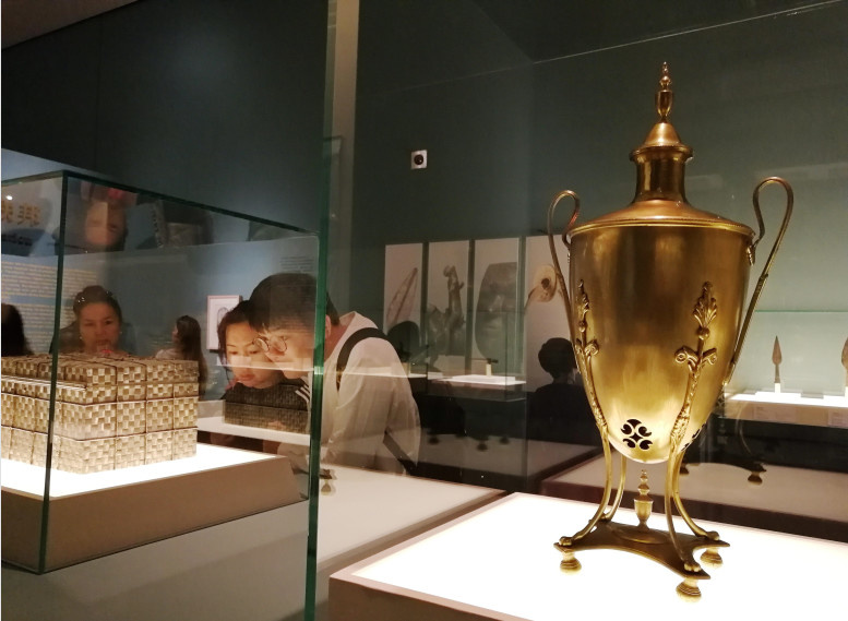 Visitors watch cultural relics from Russia at the exhibition. (Photo/People’s Daily Online) Visitors watch cultural relics from Russia at the exhibition. (Photo/People’s Daily Online)