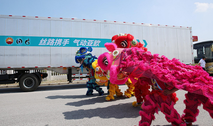 A Silk Road-themed rally for natural gas vehicles (NGVs) commenced in Rudong, east China’s Jiangsu province on September 4, 2018. It was an event jointly organized by the largest energy companies in China, Russia and Kazakhstan as an active response to the Belt and Road Initiative. It aimed to strengthen cooperation of natural gas terminal utilization among the three countries. All the vehicles participating in the event were powered by liquefied natural gas, setting an example of clean energy consumption for the road transportation along the Silk Road Economic Belt. During the event, the capability of NGVs to cross the Eurasia transport corridor was also assessed. (Photo by People’s Daily Online) A Silk Road-themed rally for natural gas vehicles (NGVs) commenced in Rudong, east China’s Jiangsu province on September 4, 2018. It was an event jointly organized by the largest energy companies in China, Russia and Kazakhstan as an active response to the Belt and Road Initiative. It aimed to strengthen cooperation of natural gas terminal utilization among the three countries. All the vehicles participating in the event were powered by liquefied natural gas, setting an example of clean energy consumption for the road transportation along the Silk Road Economic Belt. During the event, the capability of NGVs to cross the Eurasia transport corridor was also assessed. (Photo by People’s Daily Online)