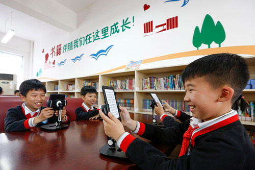 On April 22, 2019, in order to welcome the arrival of "world reading day", Jiangnan experimental primary school in Huangshan city, Anhui province, held the activity themed "reading pleases heart & book campus". By reading picture books and e-readers, students will share the happiness of reading. (Photo by Shi Yalei from People’s Daily online) On April 22, 2019, in order to welcome the arrival of "world reading day", Jiangnan experimental primary school in Huangshan city, Anhui province, held the activity themed "reading pleases heart & book campus". By reading picture books and e-readers, students will share the happiness of reading. (Photo by Shi Yalei from People’s Daily online)