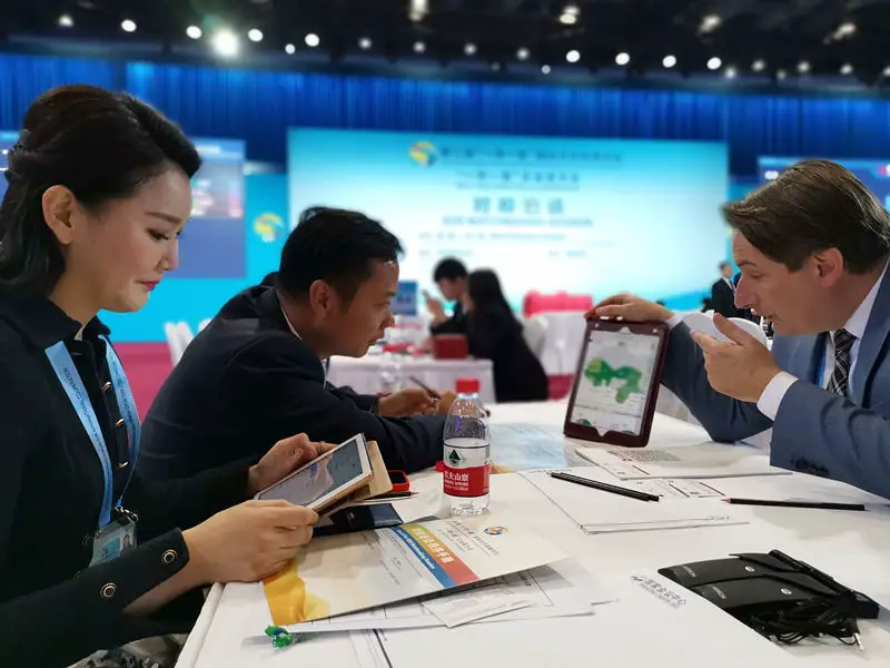 Entrepreneurs hold business negotiations at the Belt and Road CEO Conference during the 2nd BRF. （Photo by Meng Xianglin from People’s Daily)