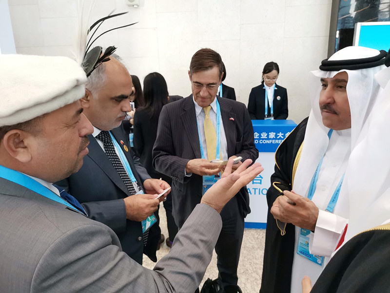 Entrepreneurs have business negotiations at the Belt and Road CEO Conference during the 2nd BRF. Photo by Meng Xianglin, People’s Daily