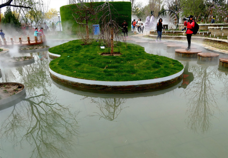 On April 20th, the Beijing Shiyuanhui Park conducted a full-load stress test with more than 60,000 visitors. (Photo by Li Wenming from People’s Daily Online)