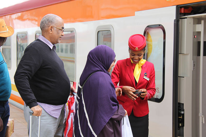 Passengers board a train at the Nairobi South station of the Mombasa-Nairobi Standard-Gauge Railway. Photo by Li Zhiwei, People’s Daily