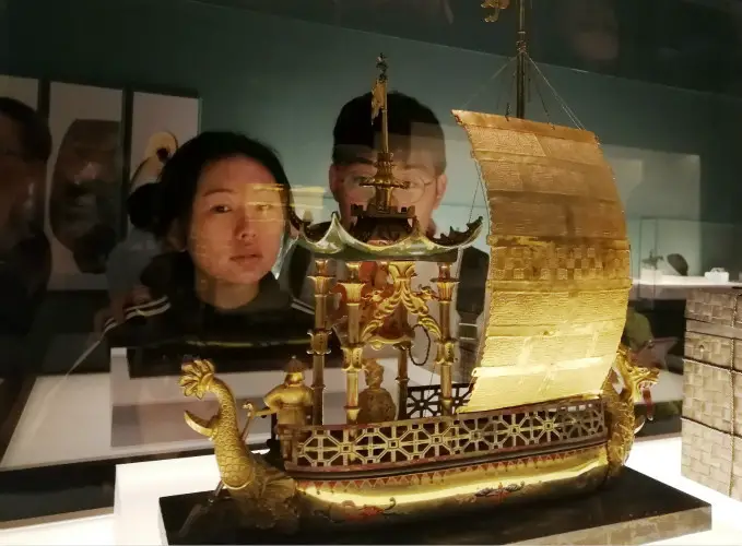 Visitors watch cultural relics at the exhibition. (Photo by Du Jianpo from People’s Daily Online)