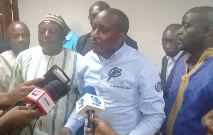 Les syndicalistes des transports routiers face à la presse. Les syndicalistes des transports routiers face à la presse.