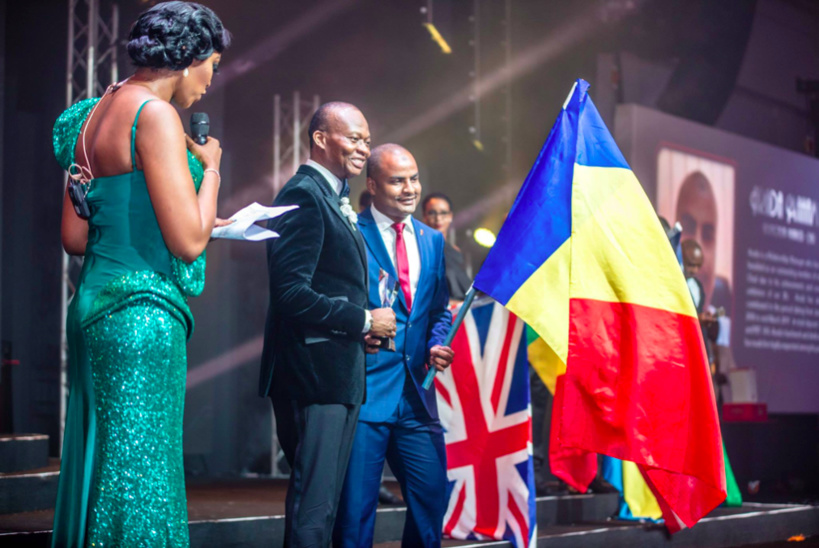 Remise de prix à M. Arada Mahamat, meilleur staff UBA Tchad par M. Kennedy Uzoka, DG du Groupe UBA, lors  de la soirée spéciale ‘UBA CEO Awards’ marquant le 70e anniversaire de la Banque à Lagos le 27 avril.