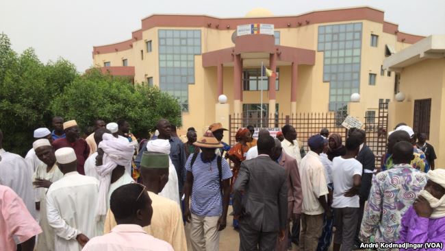 Un sit-in devant la Caisse nationale des retraites du Tchad. © VOA/André Kodmadjingar