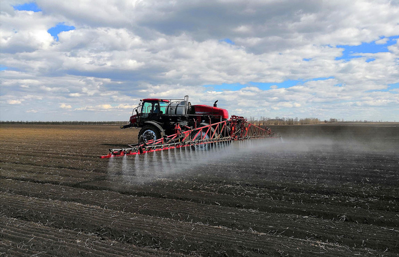A self-propelled sprayer is weeding a piece of soybean farmland in northeast Heilongjiang province, May 7, 2019. (Photo: People’s Daily Online) A self-propelled sprayer is weeding a piece of soybean farmland in northeast Heilongjiang province, May 7, 2019. (Photo: People’s Daily Online)