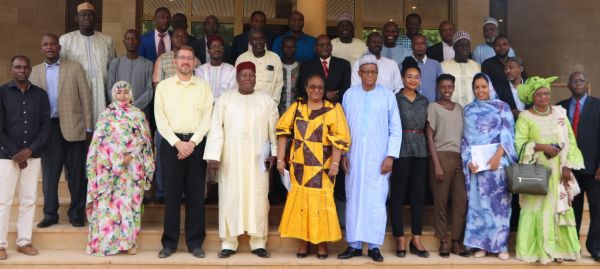 La Photo de famille des participants de l'atelier de validation avec le SP du G5 Sahel - M. Maman Sidikou et le SG Adjoint du Ministère de l’Intérieur, M. Issoufou Omarou. © P4P