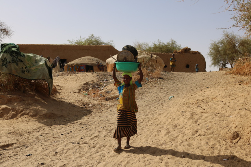 Safiatou, student of the PAASU center (acclerated learning program in emergency situation of Djiri-Tabouchout (Gourma Rharous, Tomboutou, Mali) goes to the river. Photo: Mahamadou/NRC MALI, may, 18