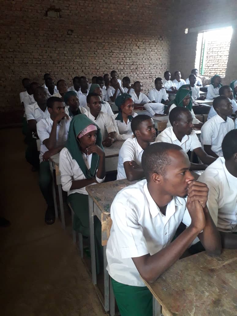 Des lycéens dans une salle de classe à Abéché. © Alwihda Info