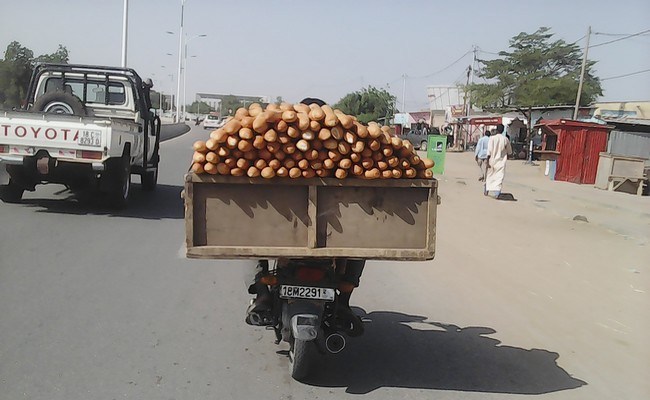 Un livreur de pain à N'Djamena. © DR