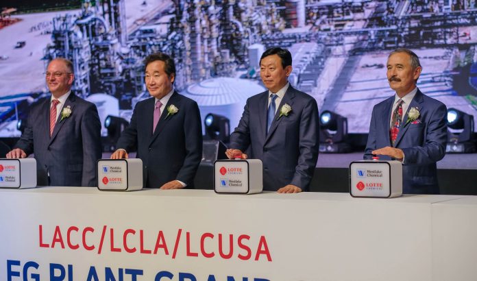 De gauche à droite : le gouverneur de Louisiane John Bel Edwards, le Premier ministre de Corée du Sud Lee Nak-yeon, le PDG du groupe Lotte Shin Dong-bin et l’ambassadeur des États-Unis en Corée du Sud Harry B. Harris Jr., lors de l’inauguration de la nouvelle usine Lotte Chemical USA. (© Lindsey Janies)