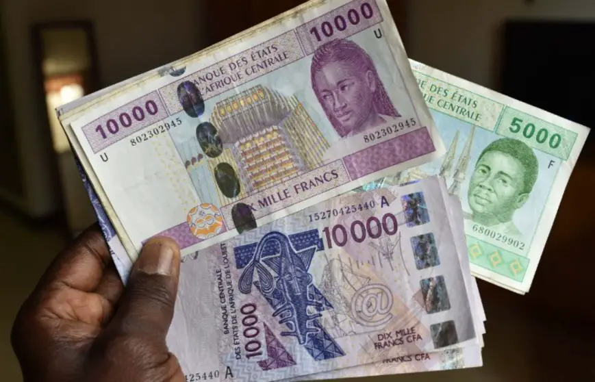 Des billets de francs CFA émis par la BCEAO à N'Djamena, au Tchad, en 2016. © Issouf Sanogo. AFP
