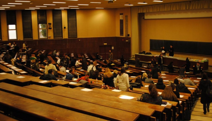 Des étudiants en partiel à l'université d'Aix-Marseille - Amphithéâtre sur le site Schuman // © Camille Stromboni