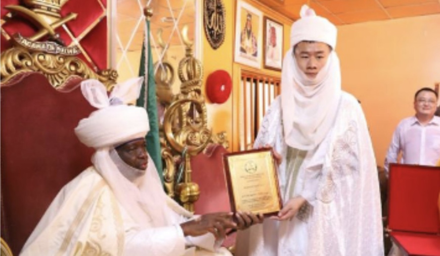 Kong Tao devient chef de tribu à Abuja, au Nigeria. © DR