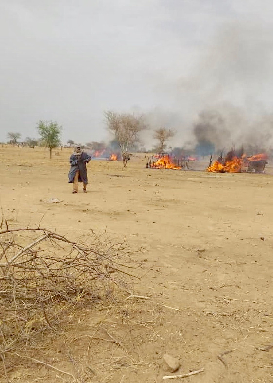 Un village en feu au Ouaddaï. © DR