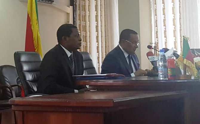 Le ministre de l'Administration territoriale du Cameroun, Paul Atanga Nji (à gauche) et le ministre délégué au ministère de l'Intérieur et de la Décentralisation du Congo, Charles Nganfouomo (à droite). Le ministre de l'Administration territoriale du Cameroun, Paul Atanga Nji (à gauche) et le ministre délégué au ministère de l'Intérieur et de la Décentralisation du Congo, Charles Nganfouomo (à droite).