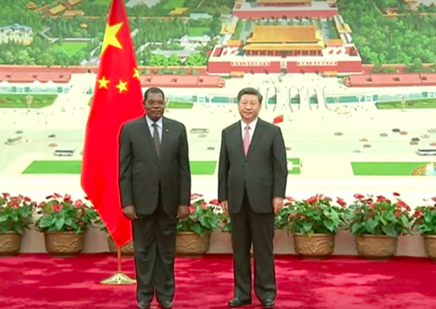 Chine : Xi Jinping reçoit les lettres de créance du nouvel ambassadeur du Tchad. © CCTV Chine : Xi Jinping reçoit les lettres de créance du nouvel ambassadeur du Tchad. © CCTV