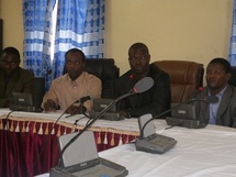 De gauche à droite : SG de l'Unet, Sécrétaire Nationale chargé de la sensibilisation de l'ARJUND, Yacoub Souguï Tougouta, Secrétaire National chargé de la communication de l'AJURND, D. Kaldé Lwanga. /Crédits photos : Alwihda. De gauche à droite : SG de l'Unet, Sécrétaire Nationale chargé de la sensibilisation de l'ARJUND, Yacoub Souguï Tougouta, Secrétaire National chargé de la communication de l'AJURND, D. Kaldé Lwanga. /Crédits photos : Alwihda.