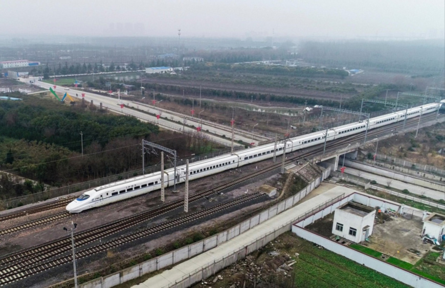 An aerial photo taken on Feb .21, 2019 shows a bullet train leaving Taizhou train station for Nantong, east China’s Jiangsu province. (Photo by Tang Dehong from People’s Daily Online)