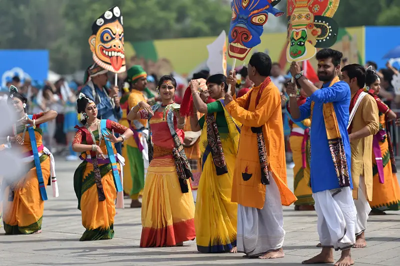 Actors and actresses perform during the Asian Civilization Parade, May 16, 2019. Costumed performers from 16 countries and 28 domestic performance teams presented festive songs and dances to showcase the distinctive charm of Asian civilizations. (Photo by Weng Qiyu/People’s Daily Online)