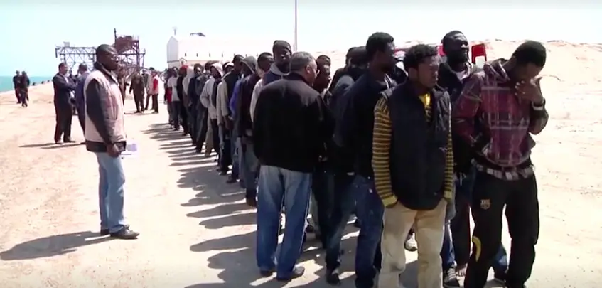 Des migrants rescapés racontent le naufrage d'un bateau au large des côtes tunisiennes. © CGTN
