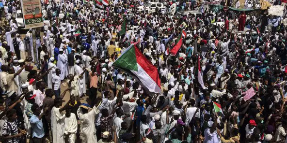 Des manifestants dans la capitale soudanaise Khartoum, vendredi 12 avril 2019. © Anonymous/AP/SIPA