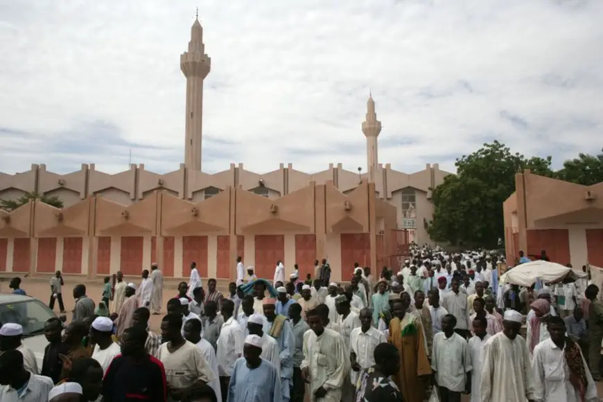 Des fidèles musulmans à la grande mosquée de N'Djamena. © Alwihda Info