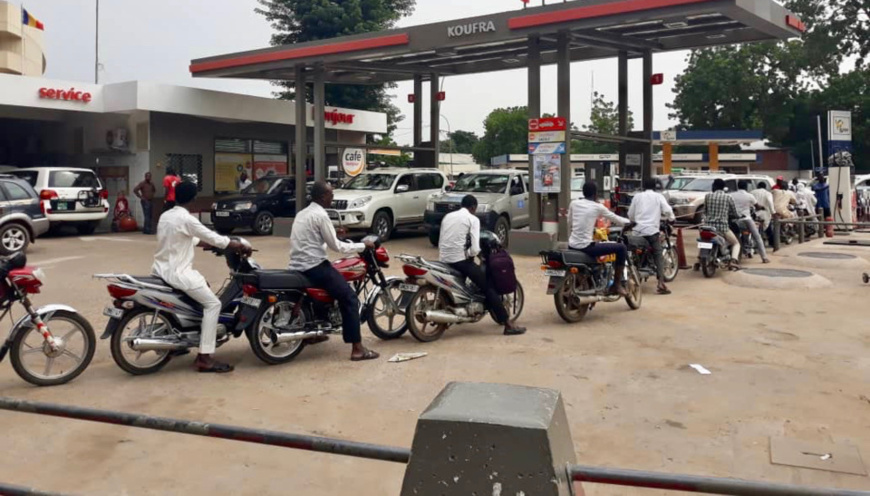 Une file d'attente devant une station service de N'Djamena. © Alwihda Info Une file d'attente devant une station service de N'Djamena. © Alwihda Info