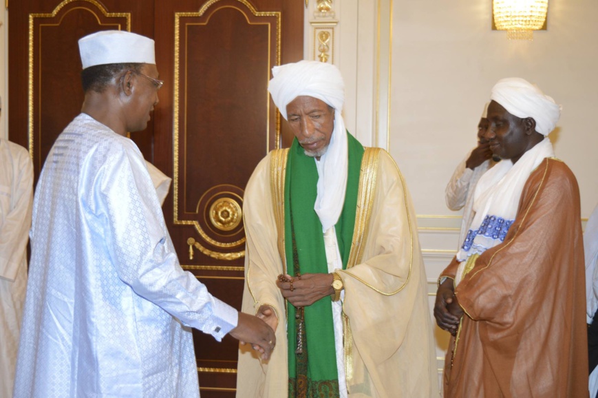 Le président du CSAI salue le chef de l'Etat idriss Déby, le 25 juin 2017. © DR/Pr Le président du CSAI salue le chef de l'Etat idriss Déby, le 25 juin 2017. © DR/Pr