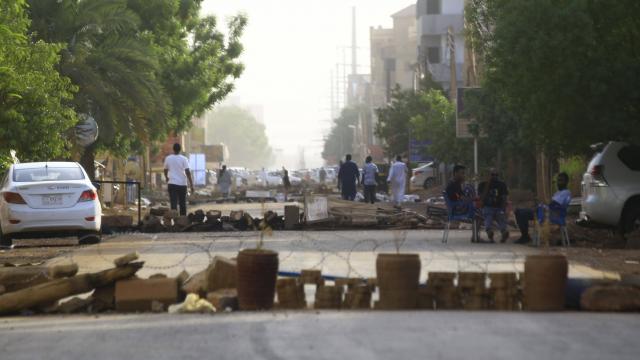 Des manifestants bloquent les rues de Khartoum le 4 juin 2019. | ASHRAF SHAZLY / AFP